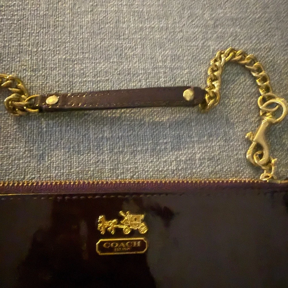 Coach Madison Purple Patent Leather Wristlet Gold Horse & Carriage Logo Chain - Picture 5 of 9